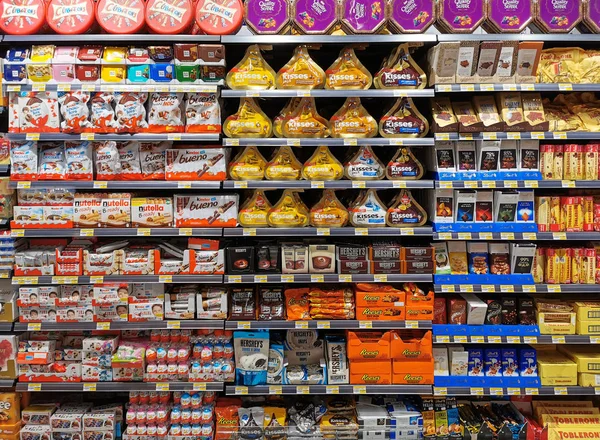 Doha, Katar - 11 grudnia 2019 r.: Wyroby cukiernicze i czekoladowe do sprzedaży w sklepie detalicznym w arabskim kraju Katar — Zdjęcie stockowe