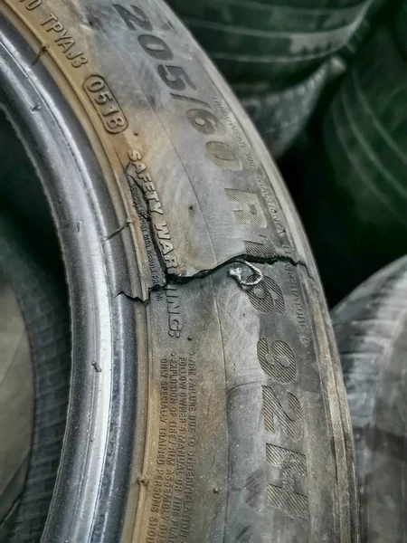 Sidewall protuberância ou colisão de um carro Pneu, carro Dano pneu, reparação de automóveis, reparação de pneus . — Fotografia de Stock
