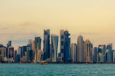 Westbay, Doha, Katar - 12 Ekim 2019: Gece boyunca Doha şehrinin simgesi