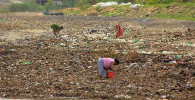 Deniz Kirliliği: Colombo yakınlarındaki Sri Lanka Denizi 'ne çöp atıldı. Kadınlar denizden gelen dalgaların getirdiği çöp yığınında plastik şeyler toplarlar.