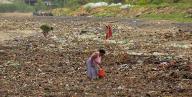 Deniz Kirliliği: Colombo yakınlarındaki Sri Lanka Denizi 'ne çöp atıldı. Kadınlar denizden gelen dalgaların getirdiği çöp yığınında plastik şeyler toplarlar.