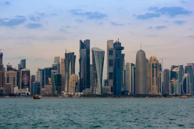 Westbay, Doha, Katar - 12 Ekim 2019: Gece boyunca Doha şehrinin simgesi