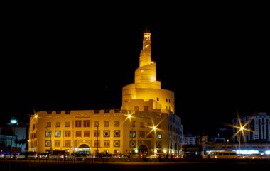 Doha, Katar - 24 Mayıs Fanar Katar İslam Kültür Merkezi 24 Mayıs 2018 tarihinde Katar 'ın Doha kentinde. Fanar, sergi ve kursları aracılığıyla dünyaya kültür sunan bir hükümet örgütüdür..