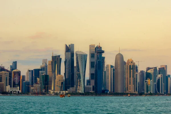 Westbay, Doha, Qatar - 12 de octubre de 2019: hito de la ciudad de Doha durante la noche — Foto de Stock