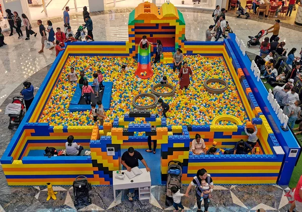 Centro comercial de Qatar, Doha, Qatar-01 Diciembre 2019: Lego Kids play área — Foto de Stock