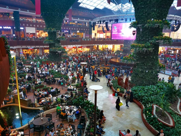 Centro comercial de Qatar, Doha, Qatar-01 Diciembre 2019: Hermoso centro comercial en Qatar — Foto de Stock