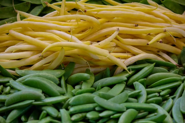 Pozadí: směs žlutých a zelených fazolí — Stock fotografie