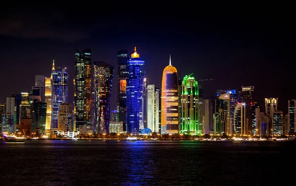 Westbay, Doha, Qatar - 12 ottobre 2019: Doha città punto di riferimento durante la notte — Foto Stock