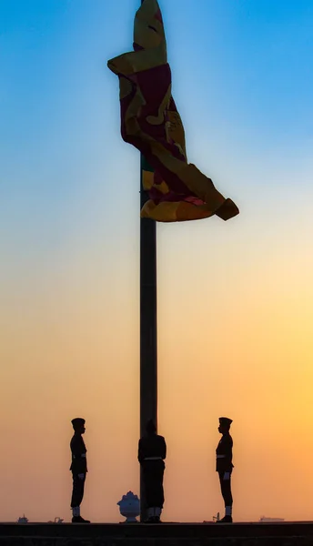 Colombo, Srilanka- 11 December 2019: Srilankan soldiers raising national flag in the Galle face beach — Stock Photo, Image