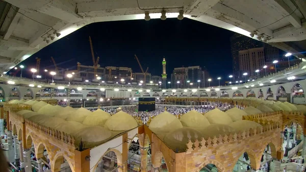 MECCA, SAUDI ARABIA - MARÇO 29, 2019 A porta da Kaaba chamada Multazam na mesquita santa Grant Al-Haram em Meca Arábia Saudita. Peregrinos Muçulmanos na Kaaba na Grande Mesquita de Meca — Fotografia de Stock