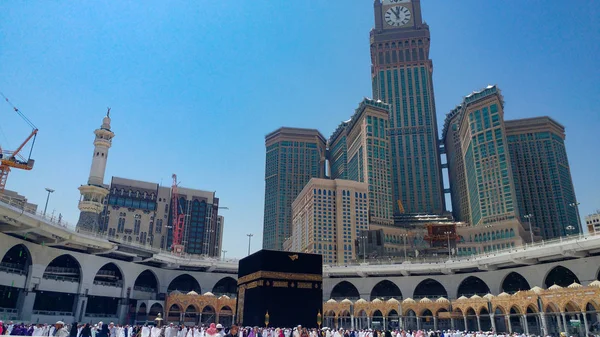 MECCA, ARABIA SAUDITA - 29 DE MARZO DE 2019 La puerta de la Kaaba llamada Multazam en la mezquita sagrada Grant Al-Haram en La Meca Arabia Saudita. Peregrinos musulmanes en la Kaaba en la Gran Mezquita de La Meca — Foto de Stock