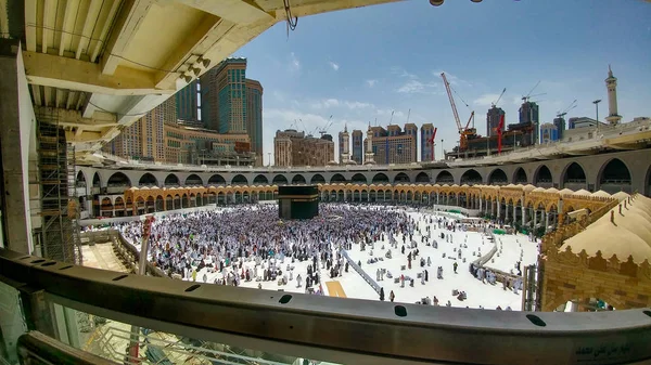 Mecca, Saudi Arabia - March 29, 2019 Η πόρτα της Κάαμπα που ονομάζεται Multazam στο ιερό τζαμί Grant Al-Haram στη Μέκκα της Σαουδικής Αραβίας. Μουσουλμάνοι προσκυνητές στην Κάαμπα στο Μεγάλο Τζαμί της Μέκκας — Φωτογραφία Αρχείου