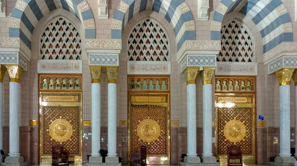 Medina, Arábia Saudita - 01 de dezembro de 2019: Viagem de Umra e Hajj no Profeta Muhammad Mesquita Masjid un Nabawi — Fotografia de Stock