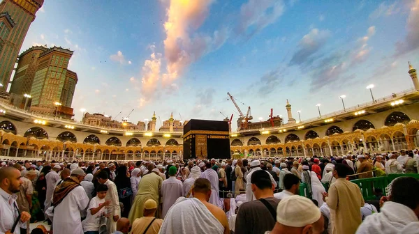 MECCA, SAUDI ARABIA - MARÇO 29, 2019 A porta da Kaaba chamada Multazam na mesquita santa Grant Al-Haram em Meca Arábia Saudita. Peregrinos Muçulmanos na Kaaba na Grande Mesquita de Meca — Fotografia de Stock