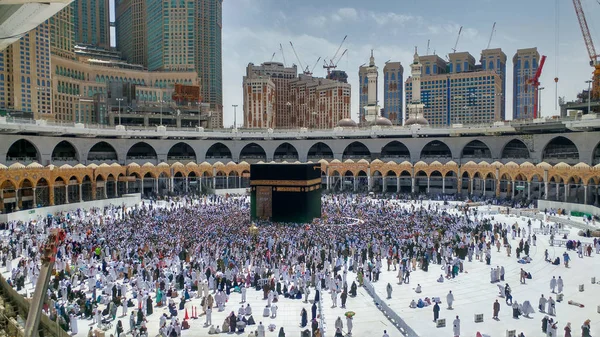 MECCA, SAUDI ARABIA - 29 MARZO 2019 La porta della Kaaba chiamata Multazam alla sacra moschea Grant Al-Haram alla Mecca Arabia Saudita. Pellegrini musulmani alla Kaaba nella Grande Moschea della Mecca — Foto Stock