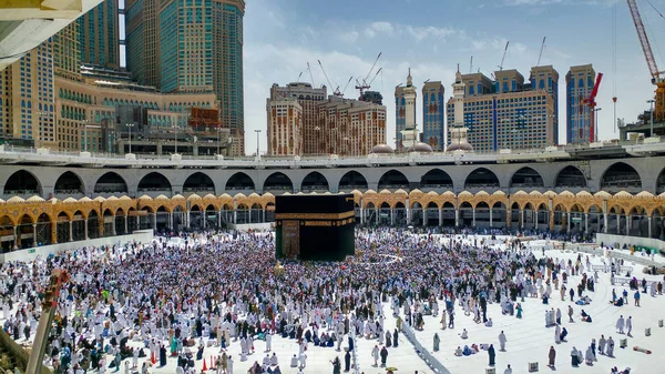 MECCA, ARABIA SAUDITA - 29 DE MARZO DE 2019 La puerta de la Kaaba llamada Multazam en la mezquita sagrada Grant Al-Haram en La Meca Arabia Saudita. Peregrinos musulmanes en la Kaaba en la Gran Mezquita de La Meca — Foto de Stock