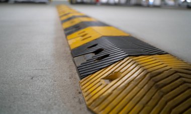 Park alanındaki asfalt yolda trafik güvenlik kasisi. Hız tümsekleri (veya hız kesiciler), bir trafik sakinleştirici cihaz ailesi için yaygın bir isimdir. Hız tümseği