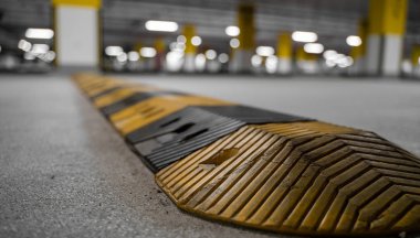Park alanındaki asfalt yolda trafik güvenlik kasisi. Hız tümsekleri (veya hız kesiciler), bir trafik sakinleştirici cihaz ailesi için yaygın bir isimdir. Hız tümseği