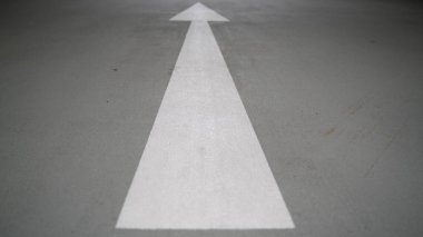 Trafiğe rehberlik etmek için Yol İmza 'sı.