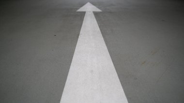 Trafiğe rehberlik etmek için Yol İmza 'sı.