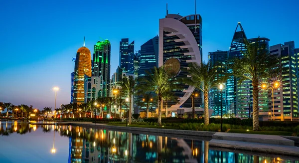 12 Φεβρουαρίου 2019- Πολύχρωμο Skyline της Ντόχα Κατάρ κατά τη διάρκεια της νύχτας. — Φωτογραφία Αρχείου