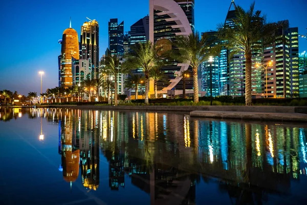 12 februari 2019- Kleurrijke Skyline van Doha Qatar City 's nachts. — Stockfoto