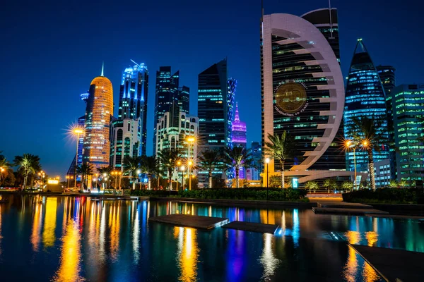 12 lutego 2019- Kolorowa panorama miasta Doha Katar w nocy. — Zdjęcie stockowe