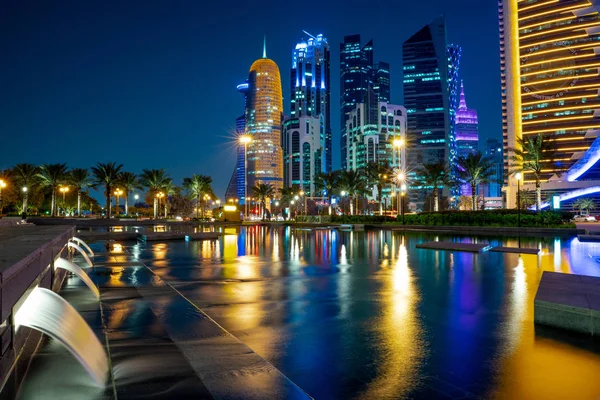 12 lutego 2019- Kolorowa panorama miasta Doha Katar w nocy. — Zdjęcie stockowe