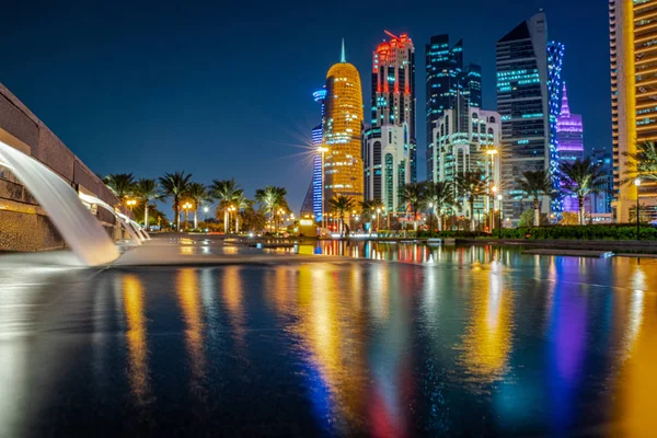 12 lutego 2019- Kolorowa panorama miasta Doha Katar w nocy. — Zdjęcie stockowe