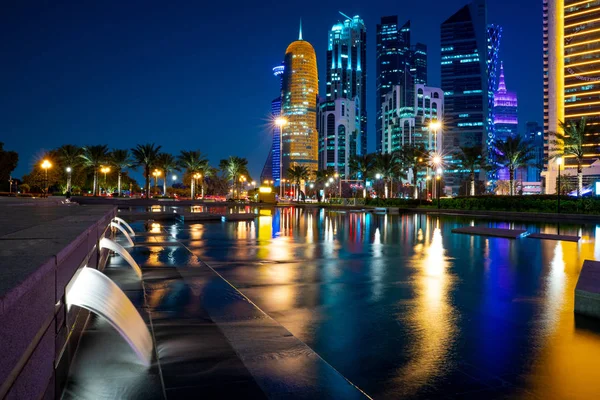 12 februari 2019- Kleurrijke Skyline van Doha Qatar City 's nachts. — Stockfoto