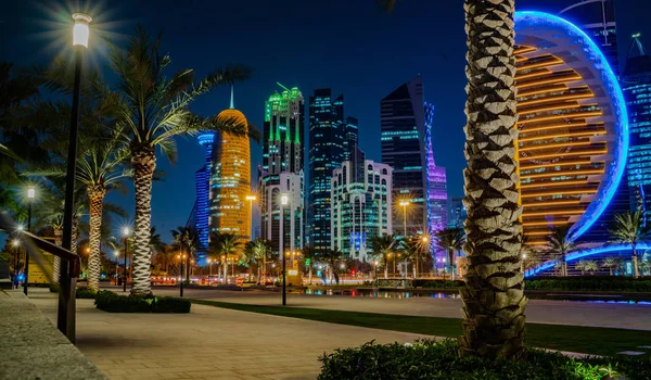 12 lutego 2019- Kolorowa panorama miasta Doha Katar w nocy. — Zdjęcie stockowe