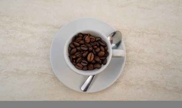 Taza de café y frijoles sobre fondo blanco. Vista superior con espacio de copia para su texto — Foto de Stock