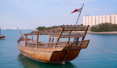 Doha, Katar - 14 Şubat - Katar: Dhows adı verilen geleneksel tekneler 14 Şubat 2020 'de Katar' ın Doha kentinde İslam Sanatları Müzesi yakınlarındaki limanda demirlediler. Orta Doğu