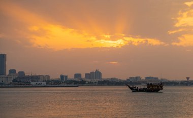 Gün batımında Doha Koyu 'nun güzel manzarası. Kış boyunca arka planda eşarplar.