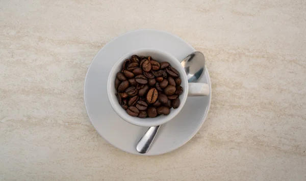 Coffee cup and beans on a white background. Top view with copy space for your text — Stock Photo, Image