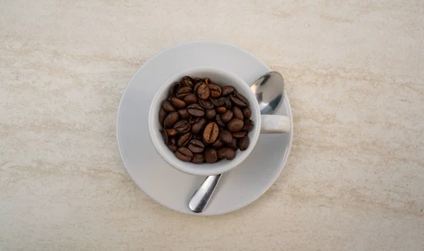 Taza de café y frijoles sobre fondo blanco. Vista superior con espacio de copia para su texto — Foto de Stock