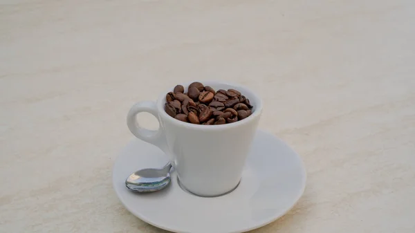 Kaffeetasse und Bohnen auf weißem Hintergrund. Draufsicht mit Kopierraum für Ihren Text — Stockfoto