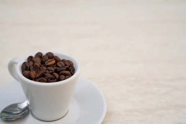 Coffee cup and beans on a white background. Top view with copy space for your text — Stock Photo, Image