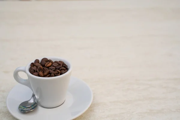 Kaffeetasse und Bohnen auf weißem Hintergrund. Draufsicht mit Kopierraum für Ihren Text — Stockfoto