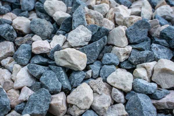 Stenbakgrund. Blå grus. Granitstruktur. Den steniga vägen. Byggnadsmaterial. Stenarnas konsistens. Tapet med fint grus. — Stockfoto