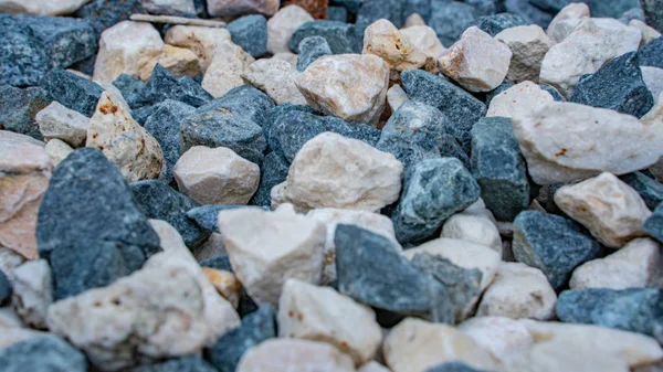 Sfondo di pietra. ghiaia blu. Texture di granito. La strada rocciosa. Materiale da costruzione. La consistenza delle pietre. Carta da parati con ghiaia fine . — Foto Stock