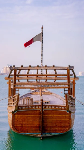 Doha, Katar - Február 14: Hagyományos hajók nevű Dhows horgonyzanak a kikötőben, közel Museum of Islamic Art Park február 14, 2020 Doha, Katar. Közel-Kelet — Stock Fotó