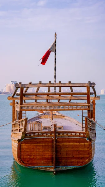 Doha, Katar - Február 14: Hagyományos hajók nevű Dhows horgonyzanak a kikötőben, közel Museum of Islamic Art Park február 14, 2020 Doha, Katar. Közel-Kelet — Stock Fotó