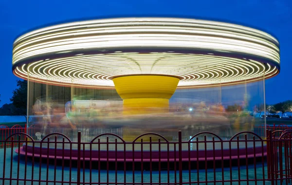 Randonnée Carrousel pour enfants dans le parc au coucher du soleil . — Photo