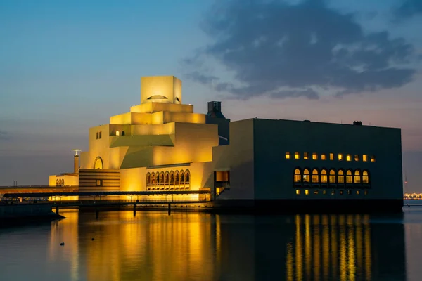 卡塔尔多哈伊斯兰艺术博物馆，日光外景，喷泉在前景，云彩在背景 — 图库照片