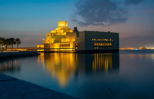 卡塔尔多哈伊斯兰艺术博物馆，日光外景，喷泉在前景，云彩在背景 — 图库照片