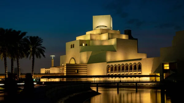 Muzeum islámského umění, Dauhá, Katar v denním světle zevnějšek s fontánou v popředí a mraky na obloze v pozadí — Stock fotografie