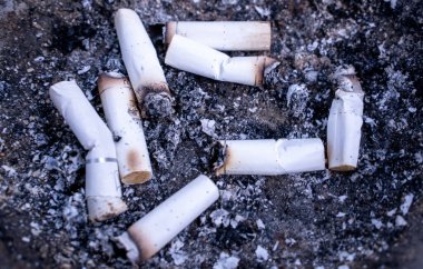 Sigara tomurcukları büyük kül tablası içinde bir sürü.