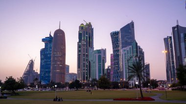 Doha, Katar - 14 Şubat 2019: Doha şehrinin birçok gökdelenli ve binalı güzel silueti.