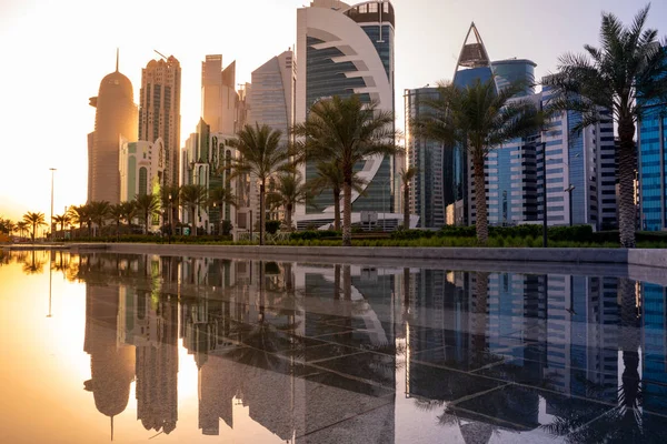 Doha Qatar 2019 수많은 마천루와 건물이 아름다운 도시의 스카이라인 — 스톡 사진